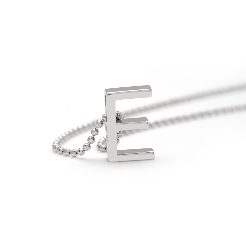 Primo piano della Collana Iniziale Lettera E in Argento 925 con catena a sfere, un gioiello minimal ed elegante.