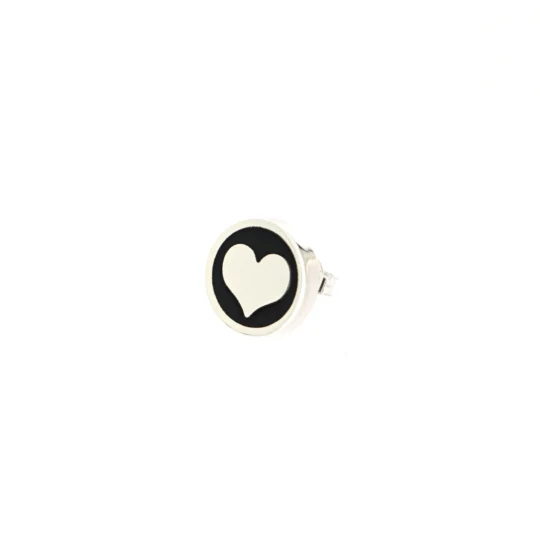 Orecchino Round Cuore in Argento 925 con smalto nero, un gioiello elegante e raffinato per un look moderno e sofisticato.