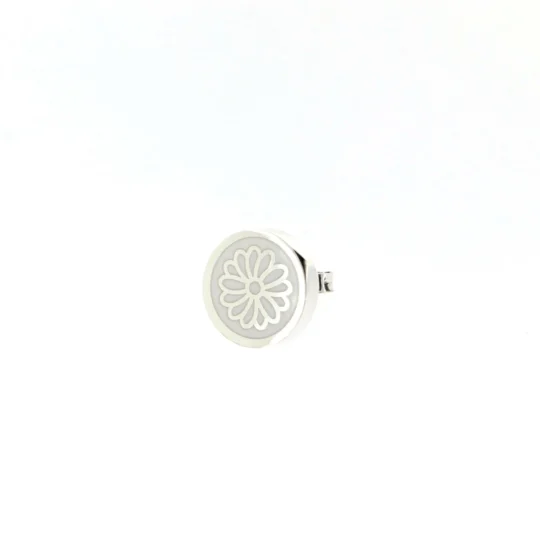 Orecchino singolo in argento 925, smalto bianco, design floreale.