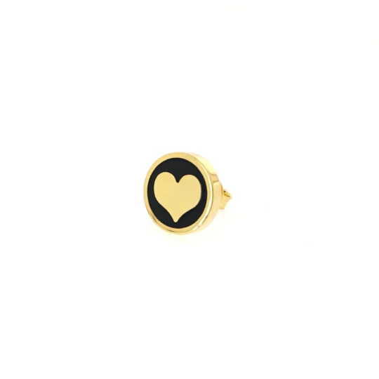 Orecchino Round Cuore Nero in Argento 925, design elegante con smalto nero, fotografato in primo piano su sfondo bianco.