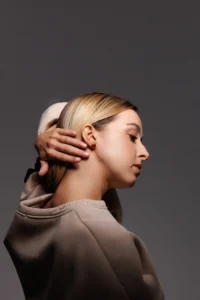 Primo piano del viso di una modella con l'orecchino Round Cuore Rosso.