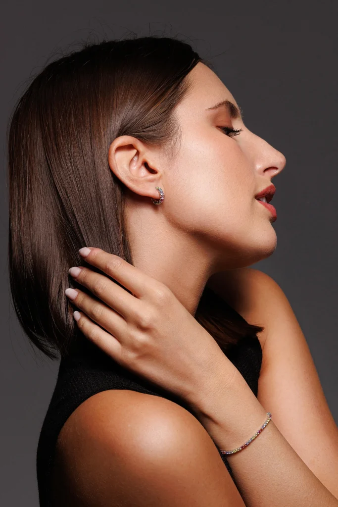 Primo piano della modella con Orecchini a Cerchio in Argento 925 con Brillanti Multicolor