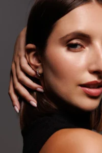 Close-up dell’orecchio della modella con Orecchini a Cerchio in Argento 925 e brillanti multicolor, un gioiello originale e luminoso.