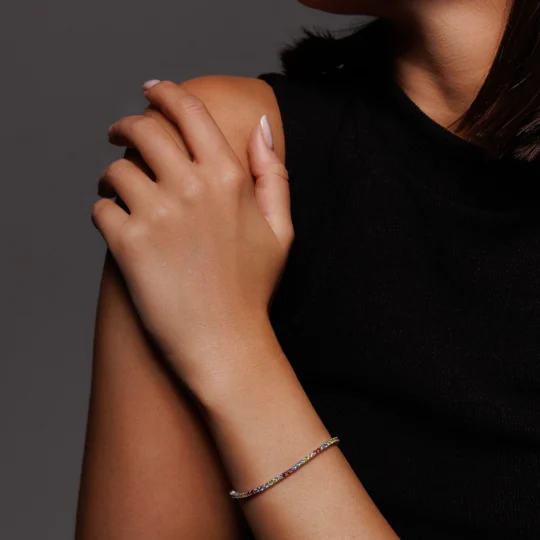 Modella che indossa il Bracciale Tennis multicolor, un gioiello colorato e luminoso che cattura l’attenzione.