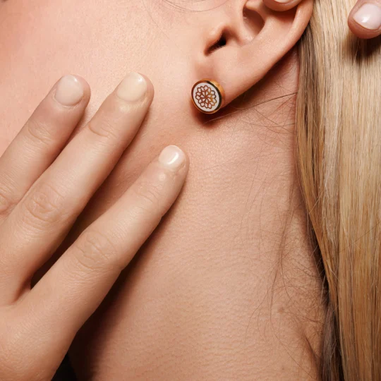 Primo piano del viso di una modella con l'orecchino Round Dalia Bianco.