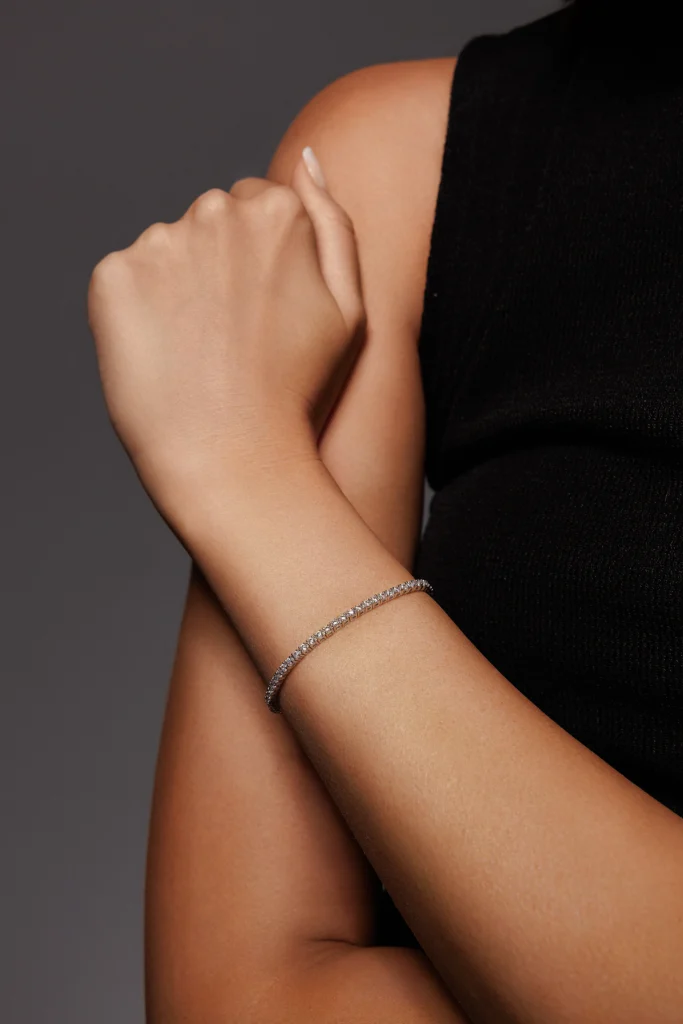 Modella che indossa il Bracciale Tennis bianco, per un look elegante e raffinato.