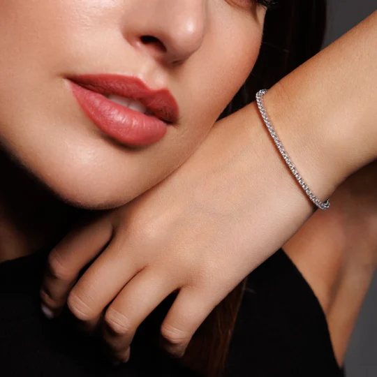 Modella che indossa il Bracciale Tennis bianco, un gioiello elegante e luminoso.