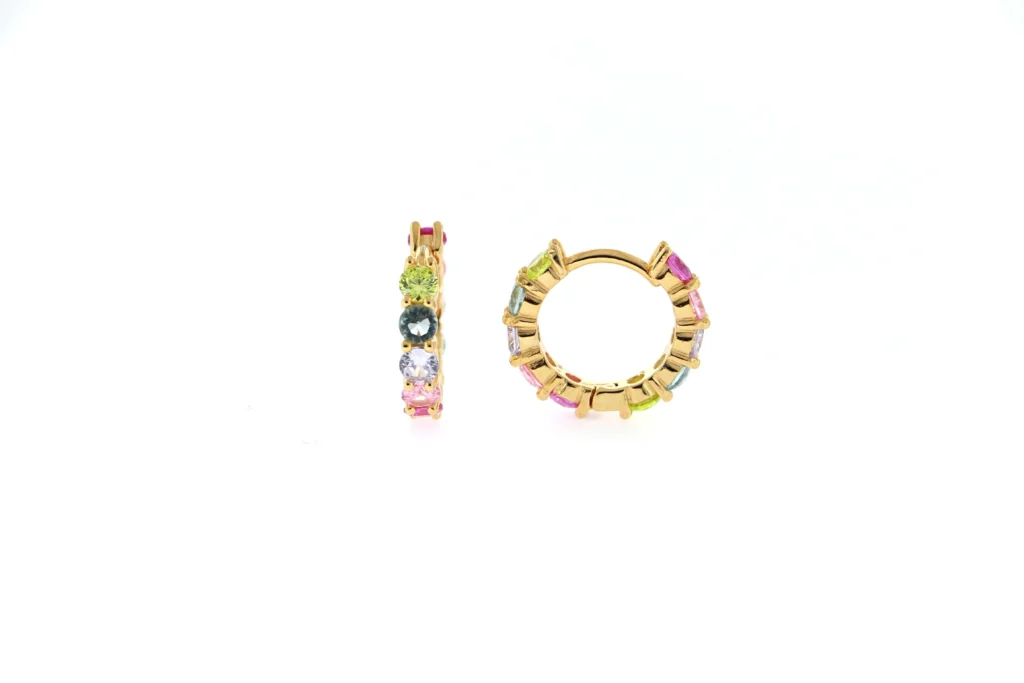 Orecchini a cerchio con brillanti multicolor, placcati oro giallo, design elegante e vivace.