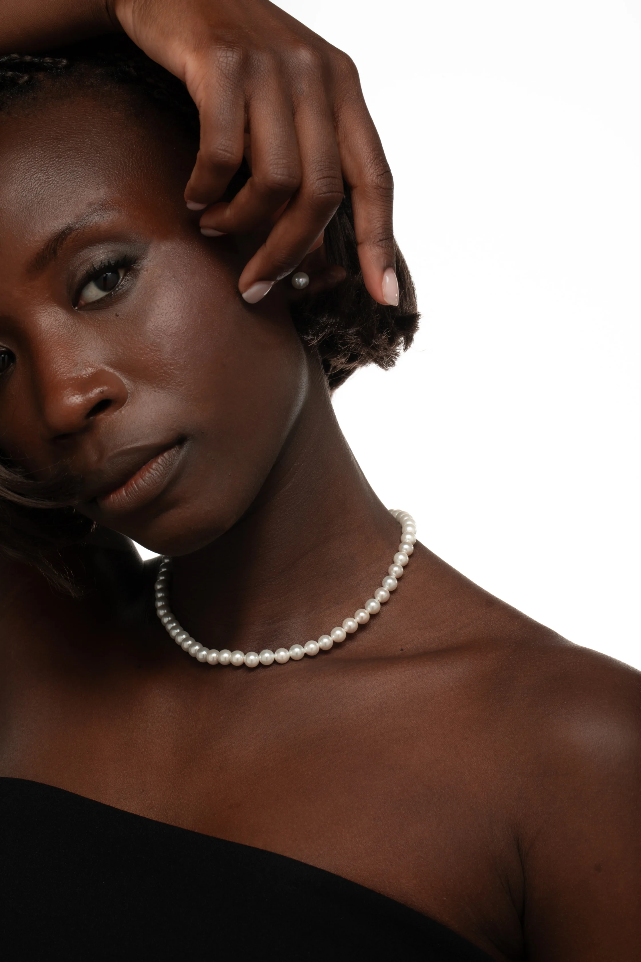 Donna elegante con collana e orecchino di perle Dalia Gioielli in argento 925 – Collezione PERLE